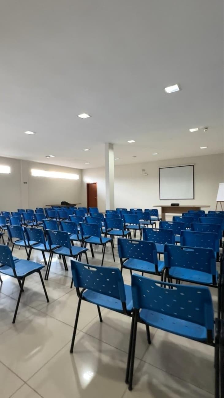 Auditório do Palace Hotel com iluminação para apresentação