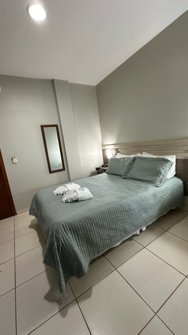 Quarto do Palace Hotel com cama preparada